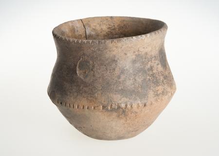 Naczynie z młodszej epoki kamienia - kultura ceramiki wstęgowej kłutej i kultura pucharów lejkowatych 