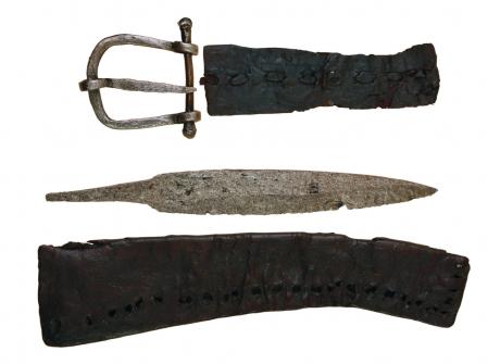 Fragment skórzanego pasa i żelazna sprzączka, nóż żelazny i pochewka ze skóry